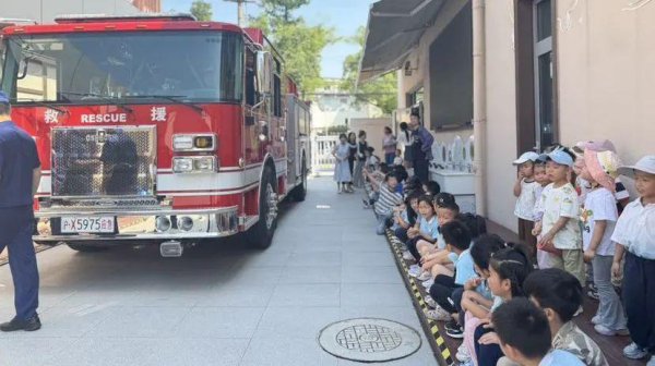 金股配资网 玩具车“变身”真消防车，萌娃沉浸式体验消防安全
